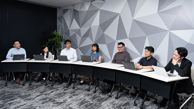 座談会中の参加者全員が着席している画像。