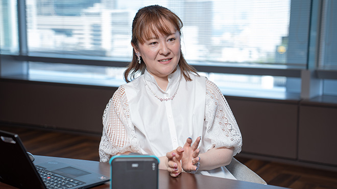 笑みを浮かべながら説明する西橋氏