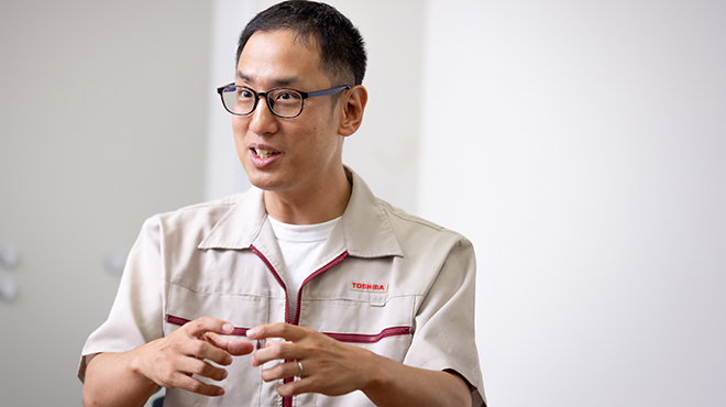 質問に対して、身振りを交えて説明する箕浦氏。