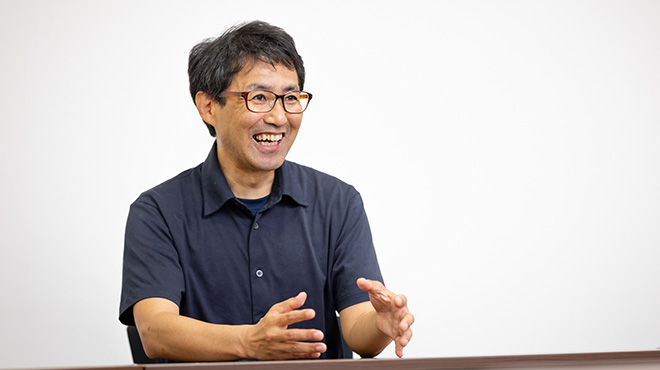 質問に対し、笑顔で身振りを交えて説明する野寺氏。