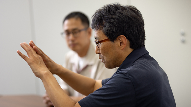 身振りを交えて説明する野寺氏と、話を聞く箕浦氏。