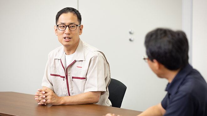 説明する箕浦氏と話を聞く野寺氏。