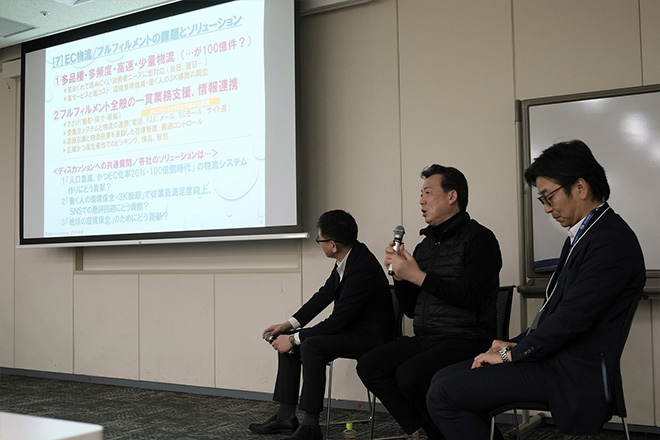 「物流の持続可能性」を主要テーマに行われた物流ジャーナリストの菊田 一郎氏と3PL大手のSBSホールディングス、都市型立体ロボット倉庫のCuebus、東芝テックの3社のパネルディスカッションのイメージ
