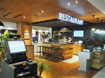 飲食店のホールやキッチンを再現したエリア