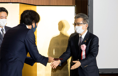 受賞の表彰を受ける代表取締役社長 錦織弘信