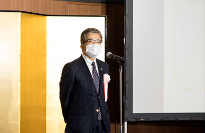 受賞者を代表してのスピーチを行う代表取締役社長 錦織弘信