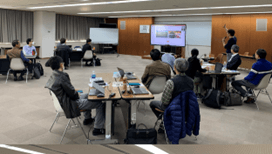 講習を聞いているスクールの様子のイメージ画像