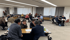 ディスカッションするスクールの様子のイメージ画像