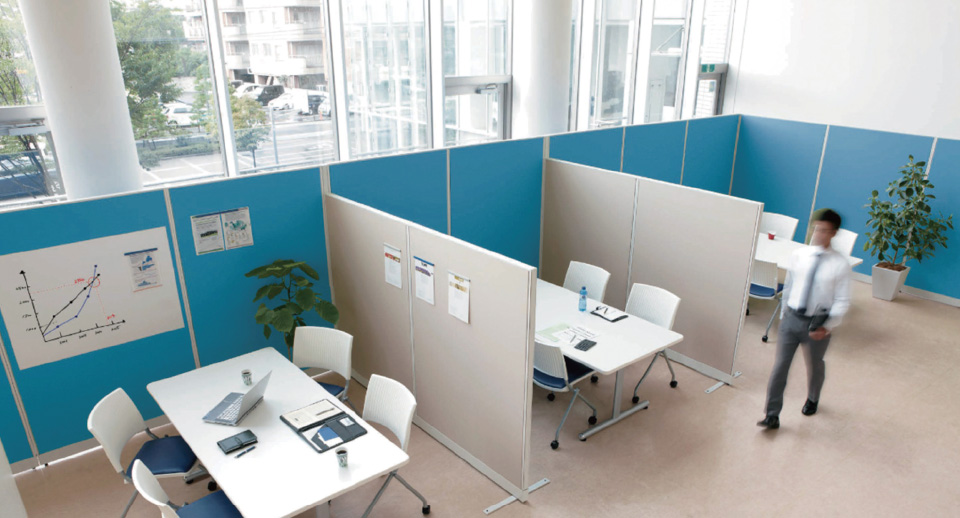 パーテーションで区切られたオフィスのイメージ