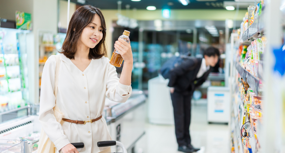 スーパーで買い物のイメージ画像