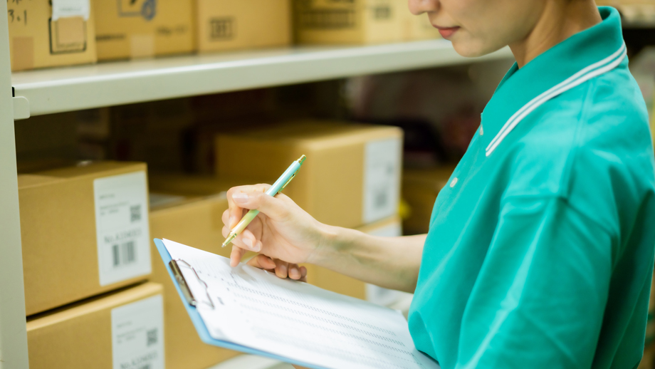 倉庫内の商品チェックのイメージ画像