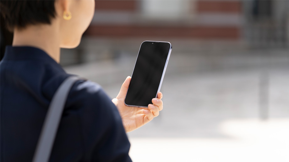 スマートフォンで確認している人のイメージ画像