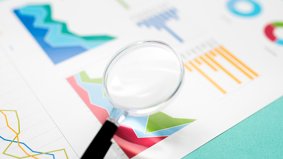 グラフと虫眼鏡のイメージ画像