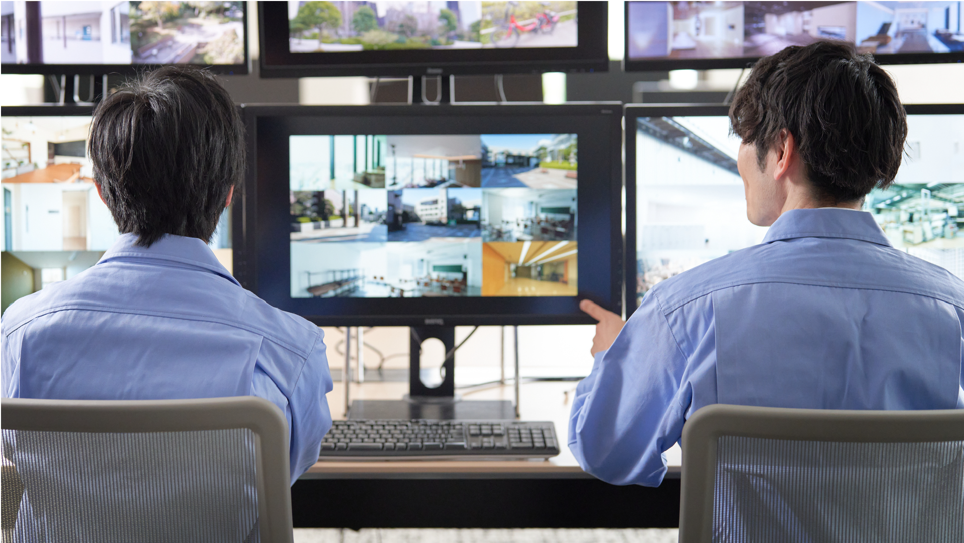 監視モニターを確認する人のイメージ画像