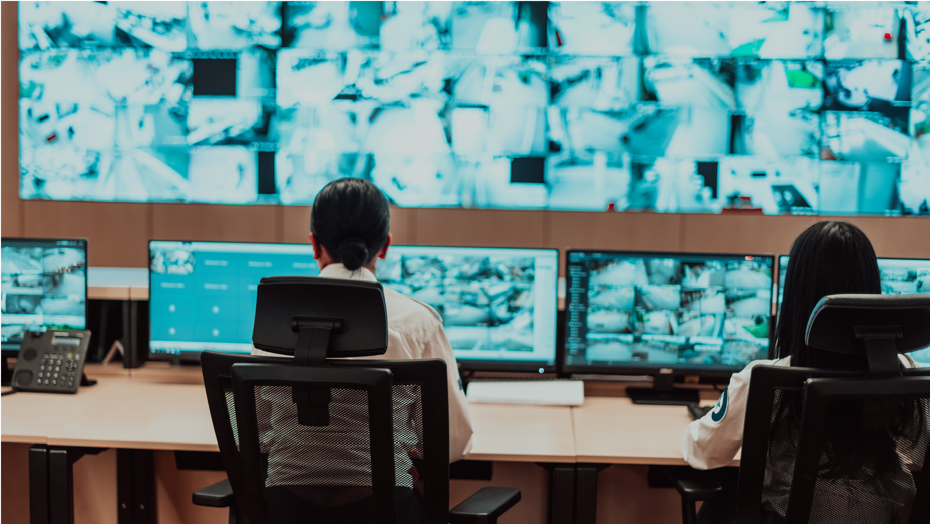 監視カメラをチェックしている人のイメージ画像