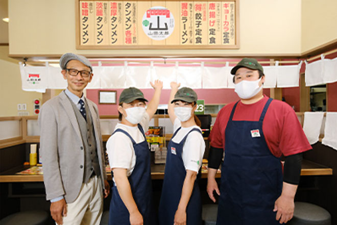 江橋部長と所沢本店のスタッフの皆さんのイメージ