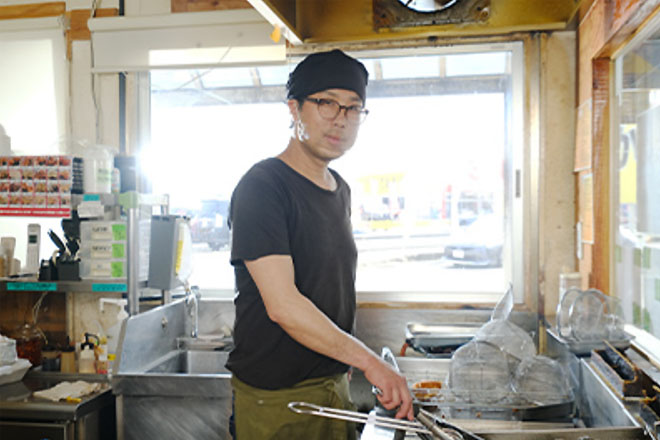 唐揚げを調理する松本氏イメージ