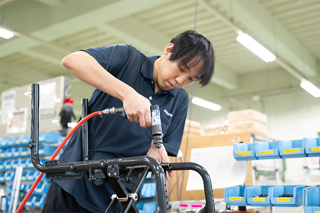 男性が車いすを制作しているイメージ