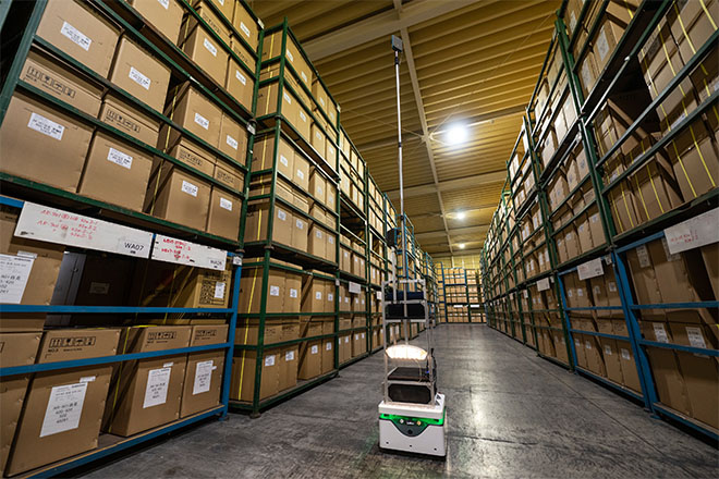 倉庫内を自走するAMRのイメージ