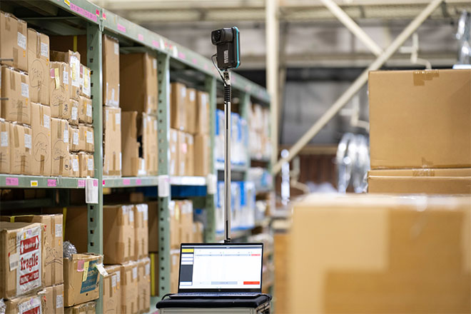 倉庫内のAMRがデータを読み込んでいるイメージ