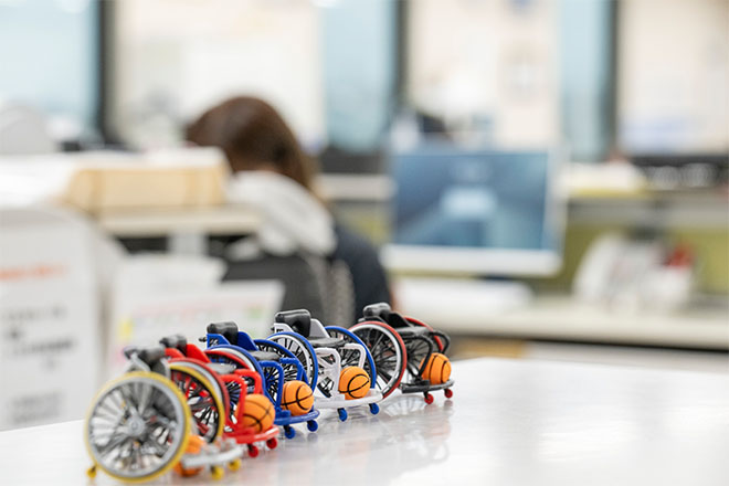 車いすの置物が並んでいるイメージ