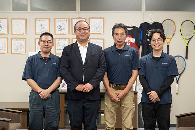 社員男性が4名並んでいるイメージ