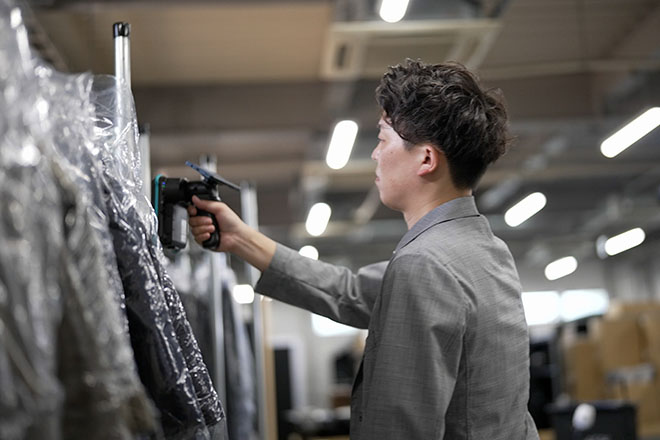 RFIDハンドリーダUF-3000を使って、瞬時に在庫を読み取りのイメージ画像