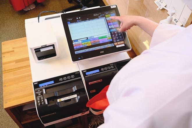 POSレジ操作の様子のイメージ画像