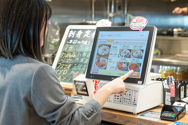 QT-300（前払いセルフレジ）でお客様が注文しているイメージ画像