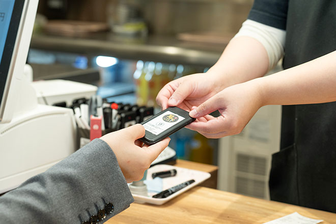 商品引き換え用のブザーを渡されているイメージ画像