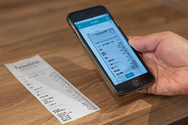 レシートをスマホで撮影しているイメージ画像