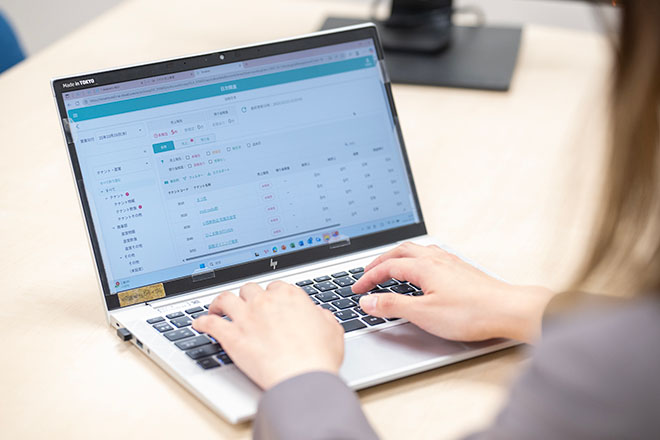 PCを操作する女性のイメージ画像