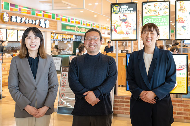 フードコート前で3名並んでいるイメージ画像