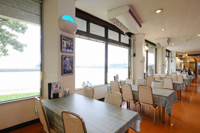 恩納村の港を一望できるシーサイドビューが魅力のドライブインのイメージ画像