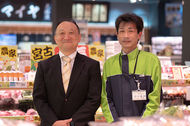 笑顔の男性2名が並んでいるイメージ画像