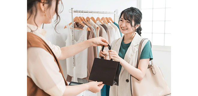 お買い物をして商品を受け取る女性のイメージ画像