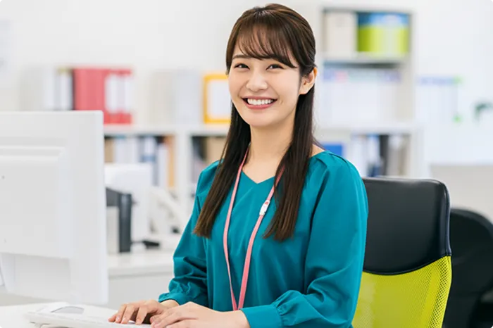 オフィス受付で働く笑顔の女性スタッフ