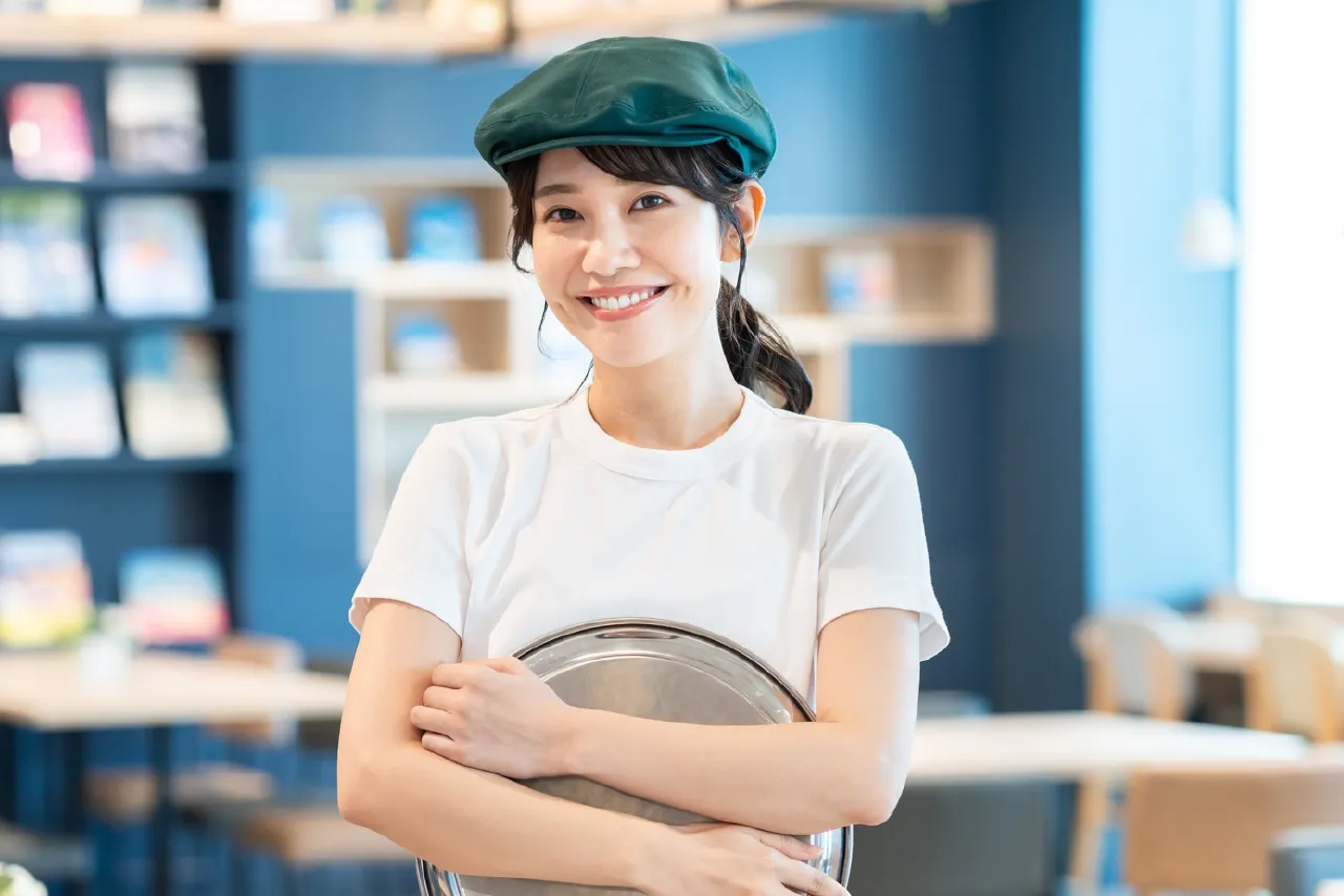 カフェで接客する笑顔の女性スタッフ