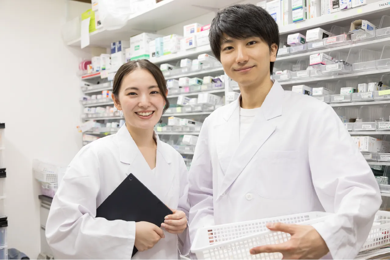 薬局で働く白衣姿の薬剤師スタッフ2人