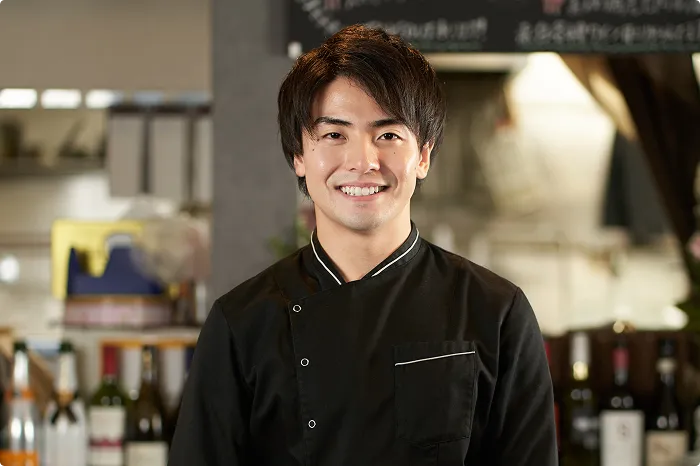 飲食店で働く笑顔の男性シェフ