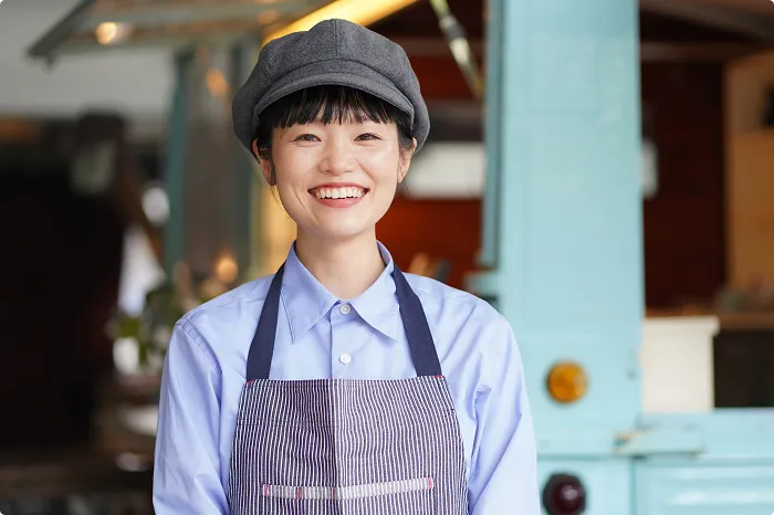 飲食店で働く笑顔の女性スタッフ