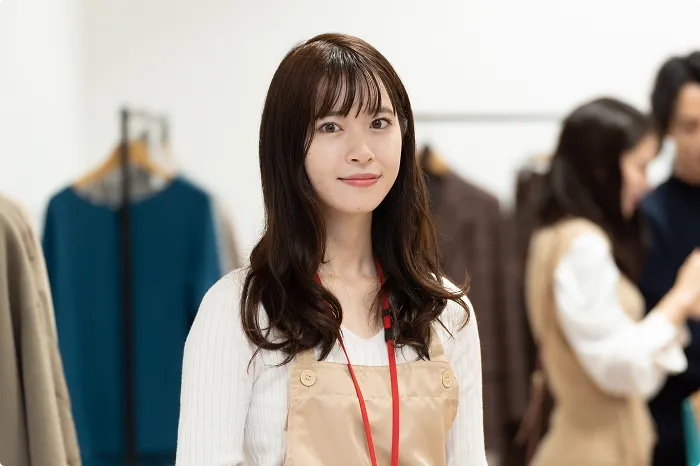 アパレルショップで働く女性販売スタッフ