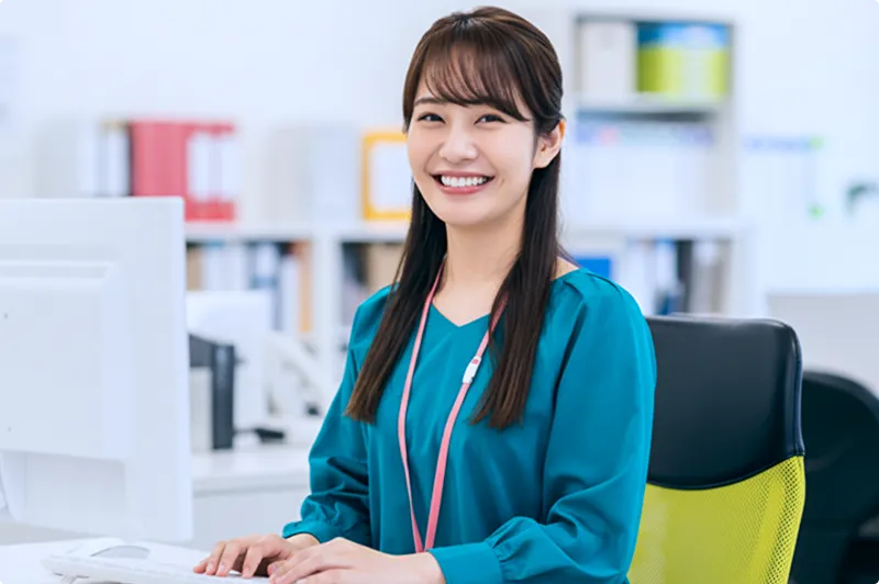オフィス受付で働く笑顔の女性スタッフ