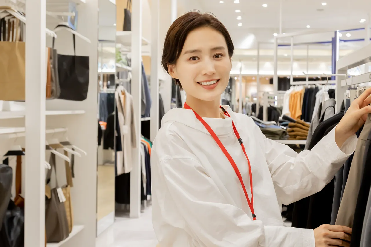 アパレルショップで接客する女性スタッフ