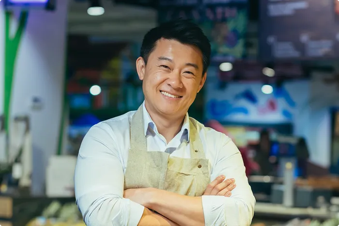 飲食店で接客する男性スタッフ