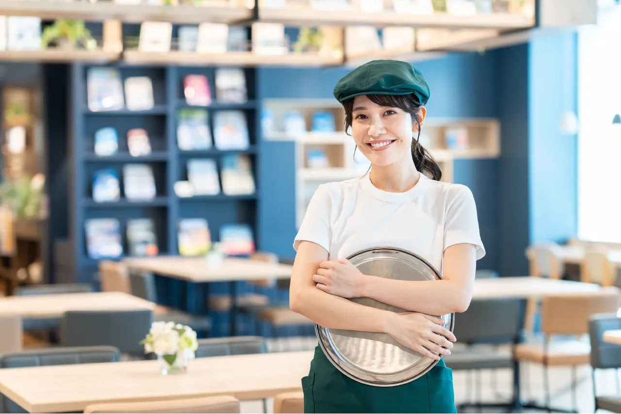 カフェで接客する笑顔の女性スタッフ