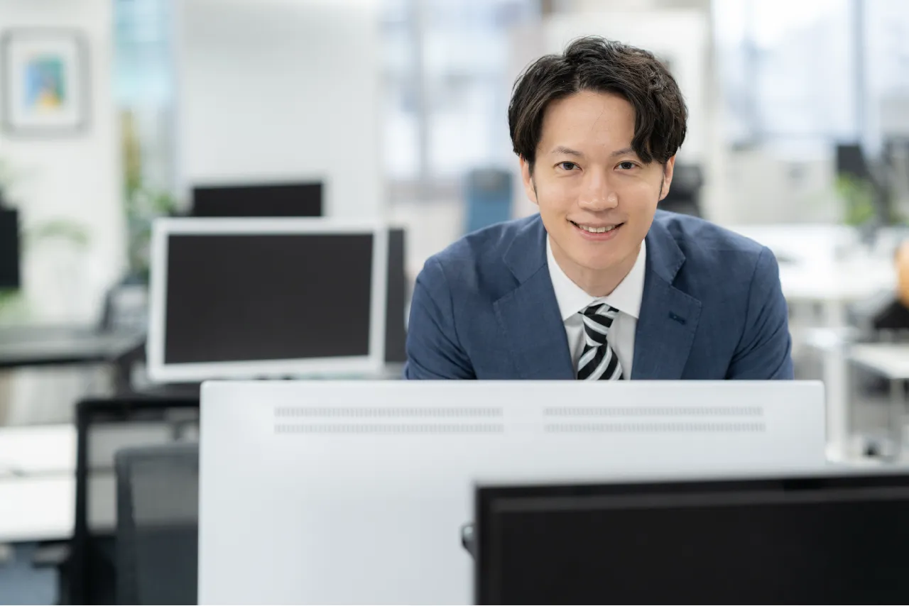 オフィスで働くスーツ姿の男性スタッフ