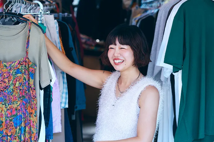アパレルショップで接客する女性スタッフ