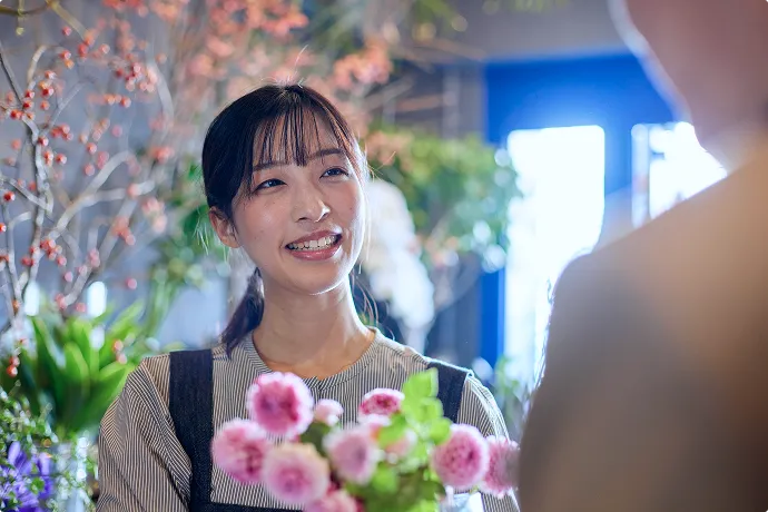 花屋で接客する女性スタッフ