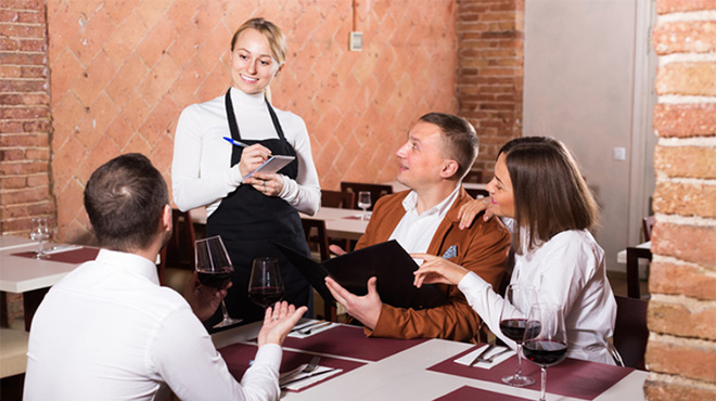 飲食店と消費者との慎重なコミュニケーションのイメージ画像
